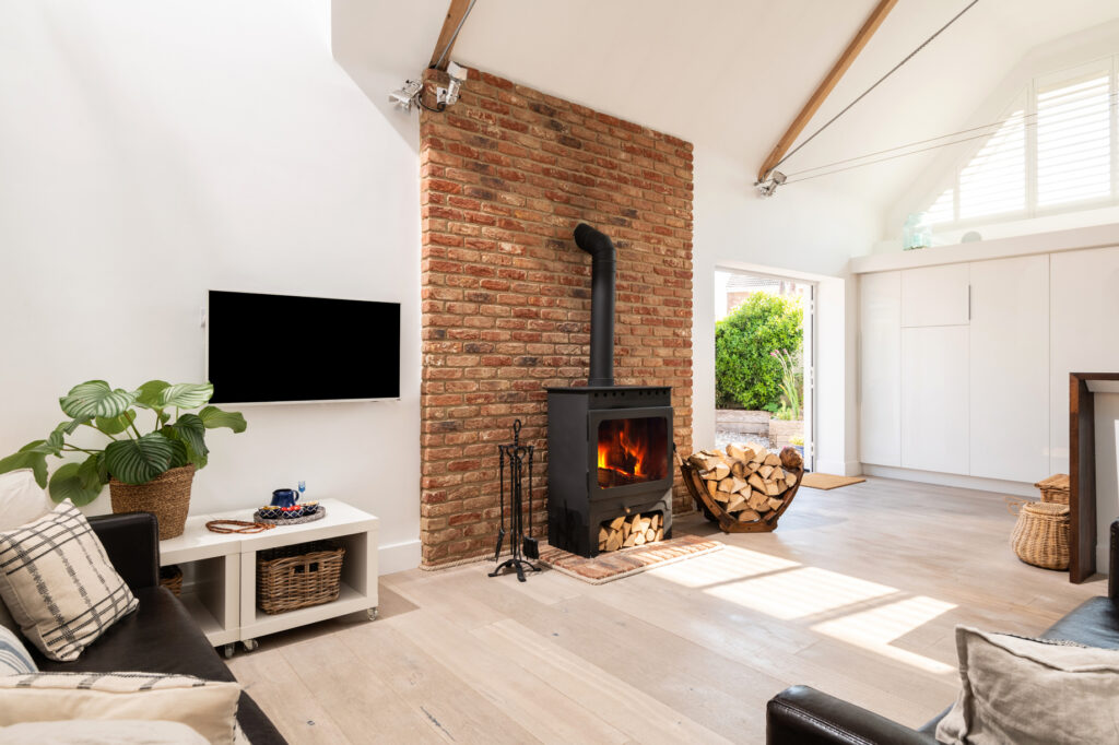 The Studio Holiday Cottage @ Pevensey Bay -Open Plan Living with Huge Burley Wood Burner